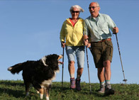 Senioren Ehepaar beim Walken